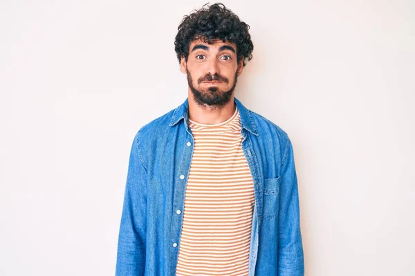 Joven Guapo Con Pelo Rizado Oso Con Chaqueta Vaquera Casual — Foto de Stock