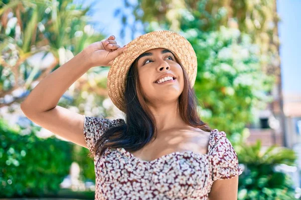 Mujer Latina Joven Vacaciones Sonriendo Feliz Caminando Calle Ciudad — Foto de Stock