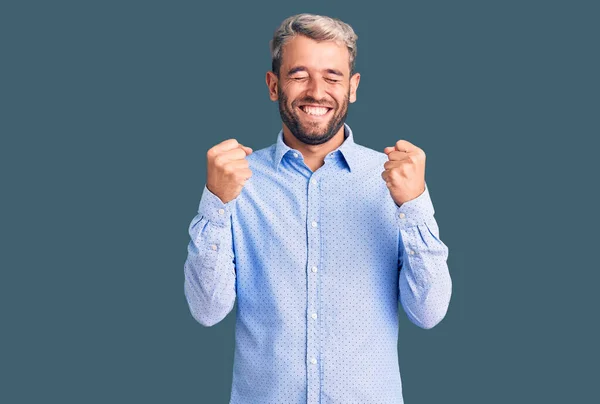 Junger Schöner Blonder Mann Elegantem Hemd Aufgeregt Für Den Erfolg — Stockfoto