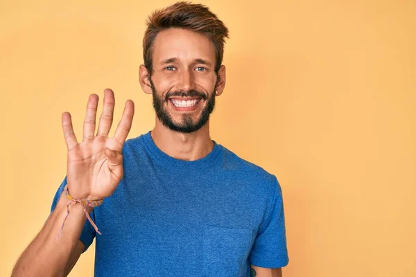 Snygg Kaukasier Man Med Skägg Bär Casual Kläder Visar Och — Stockfoto