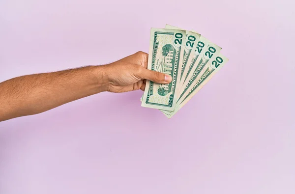 Mano Hispana Sosteniendo Billetes Dólares Estadounidenses Sobre Fondo Rosa Aislado —  Fotos de Stock