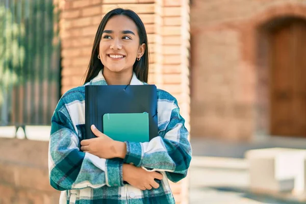 Giovane Studentessa Latina Sorridente Felice Tenuta Cartella Città — Foto Stock