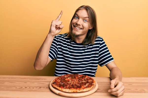 Bonito Homem Caucasiano Com Cabelo Comprido Comendo Saborosa Pizza Pepperoni — Fotografia de Stock