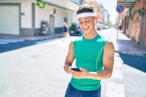 Joven Deportista Hispano Usando Smartphone Auriculares Caminando Por Calle Ciudad — Foto de Stock