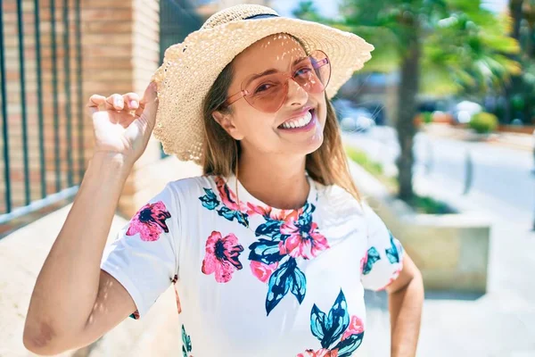 Hispanische Frau Mittleren Alters Lächelt Glücklich Mit Herzsonnenbrille Der Stadt — Stockfoto