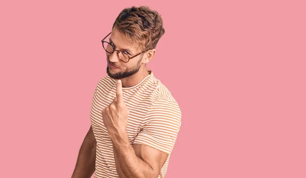 Jonge Blanke Man Casual Kleding Bril Wenkend Komen Hier Gebaar — Stockfoto