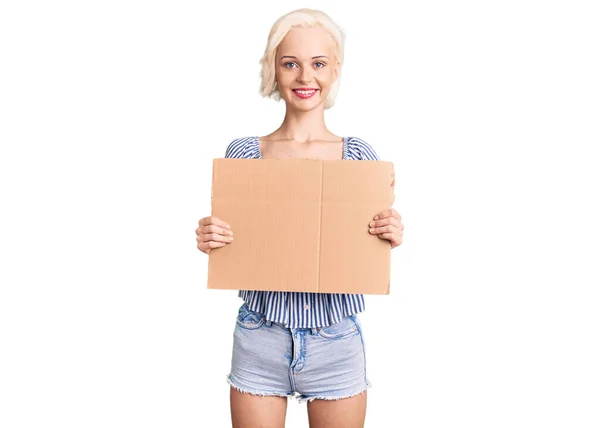 Elinde Boş Karton Pankart Tutan Genç Sarışın Kadın Pozitif Mutlu — Stok fotoğraf
