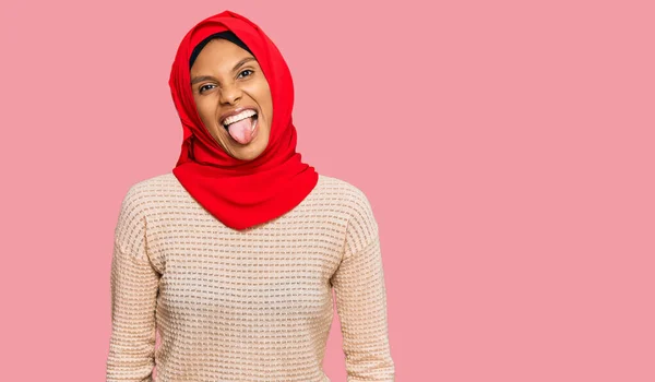 Mladá Afroameričanka Tradičním Islámském Hidžábském Šátku Vystrkujícím Jazyk Spokojená Legračním — Stock fotografie