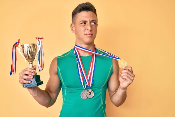Genç Spanyol Çocuk Şampiyonluk Kupasını Elinde Tutuyor Madalyalar Takıyor Yan — Stok fotoğraf