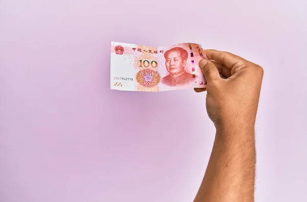 Spaanse Hand Met 100 Chinese Yuan Bankbiljet Geïsoleerde Roze Achtergrond — Stockfoto
