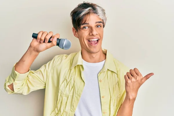 Jonge Spaanse Man Zingen Lied Met Behulp Van Microfoon Duim — Stockfoto