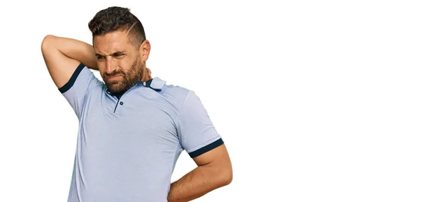 Schöner Mann Mit Bart Lässiger Kleidung Der Unter Nackenschmerzen Leidet — Stockfoto