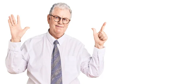 Kıdemli Gri Saçlı Adam Kıyafetleri Giymiş Yedi Numaralı Parmaklarıyla Işaret — Stok fotoğraf