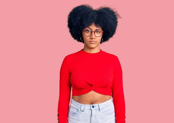 Młoda Afroamerykanka Luźnych Ciuchach Okularach Sceptyczna Nerwowa Marszcząca Brwi Zdenerwowana — Zdjęcie stockowe