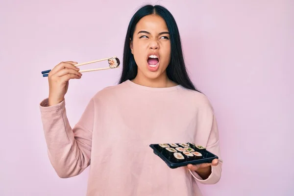 Jong Mooi Aziatisch Meisje Eten Sushi Met Behulp Van Stokjes — Stockfoto