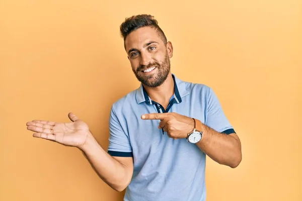 Homem Bonito Com Barba Vestindo Roupas Casuais Espantado Sorrindo Para — Fotografia de Stock