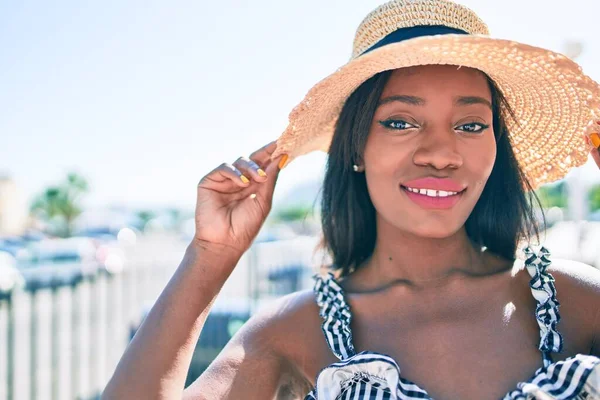 Junge Afrikanisch Amerikanische Frau Urlaub Lächelt Glücklich Fuß Auf Der — Stockfoto