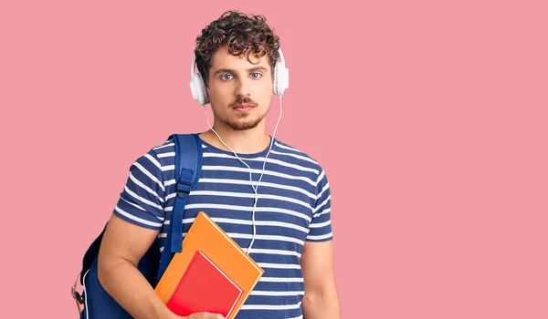 Giovane Bell Uomo Con Capelli Ricci Tenendo Zaino Studente Libri — Foto Stock