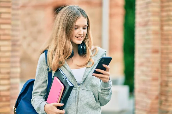 Estudante Caucasiano Bonito Adolescente Sorrindo Feliz Usando Smartphone Cidade — Fotografia de Stock