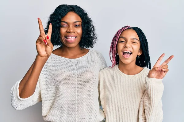 Belle Mère Fille Afro Américaine Portant Des Vêtements Décontractés Étreignant — Photo