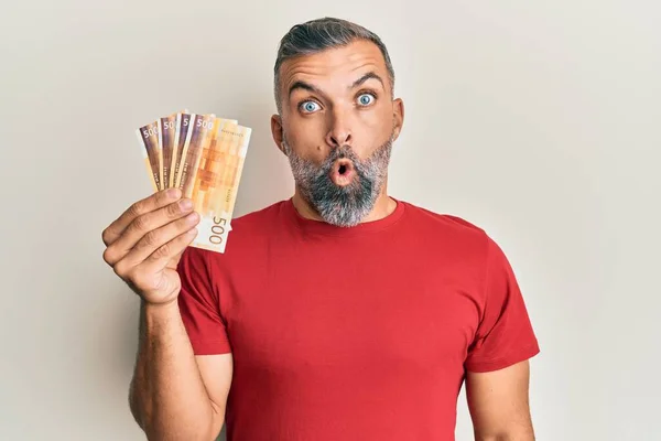 Hombre Guapo Mediana Edad Sosteniendo Billetes 500 Coronas Noruegas Asustado —  Fotos de Stock