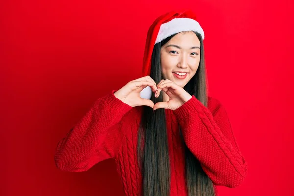 Νεαρή Κινέζα Γυναίκα Που Φοράει Χριστουγεννιάτικο Καπέλο Χαμογελώντας Στην Αγάπη — Φωτογραφία Αρχείου