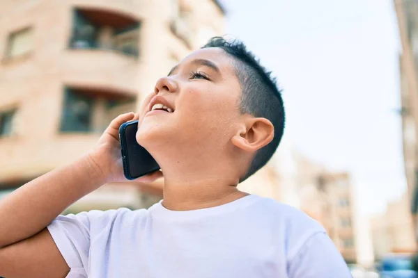 Bedårande Pojke Ler Glad Prata Smartphone Gatan Staden — Stockfoto