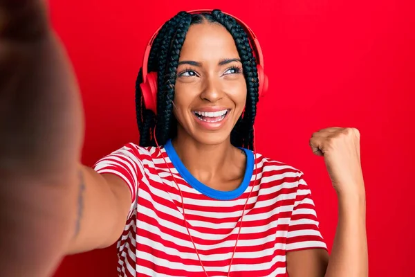 Hermosa Mujer Hispana Tomando Una Foto Selfie Usando Auriculares Gritando —  Fotos de Stock