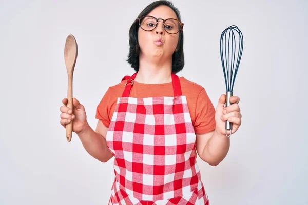 Mulher Morena Com Síndrome Cozinhar Usando Batedor Colher Olhando Para — Fotografia de Stock
