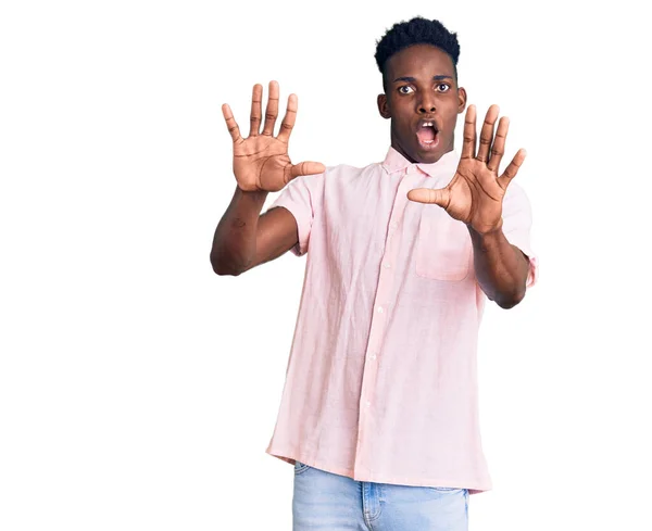 Jovem Afro Americano Vestindo Roupas Casuais Com Medo Aterrorizado Com — Fotografia de Stock