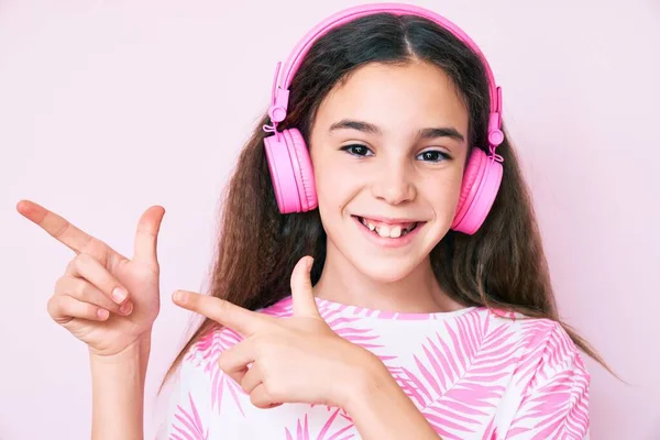 Carino Ispanico Bambino Ragazza Ascoltare Musica Utilizzando Cuffie Sorridente Guardando — Foto Stock