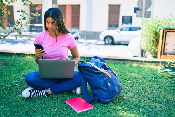 Молодая Студентка Улыбается Счастливой Используя Смартфон Ноутбук Университетском Городке — стоковое фото