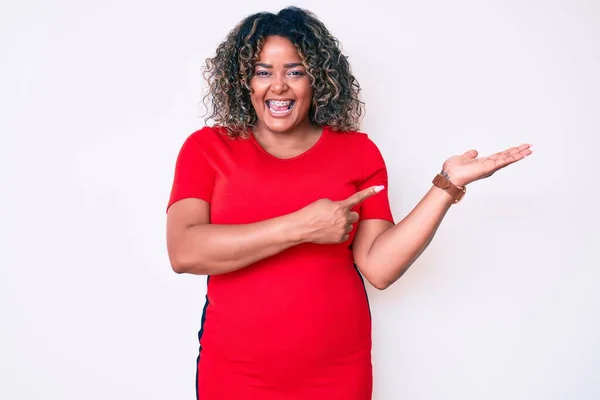 Junge Afrikanisch Amerikanische Size Frau Lässiger Kleidung Staunt Und Lächelt — Stockfoto