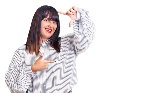 Jeune Femme Taille Portant Des Vêtements Décontractés Souriant Faisant Cadre — Photo