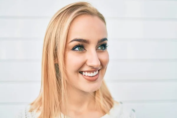 Ung Blond Jente Smiler Glad Når Hun Står Byen – stockfoto