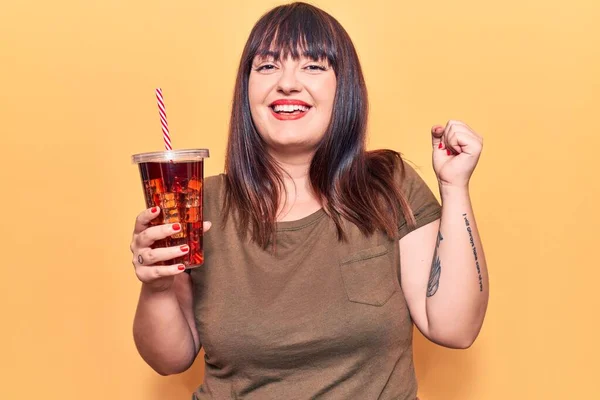 Giovane Donna Size Bere Bicchiere Bevanda Cola Urlando Orgoglioso Celebrando — Foto Stock