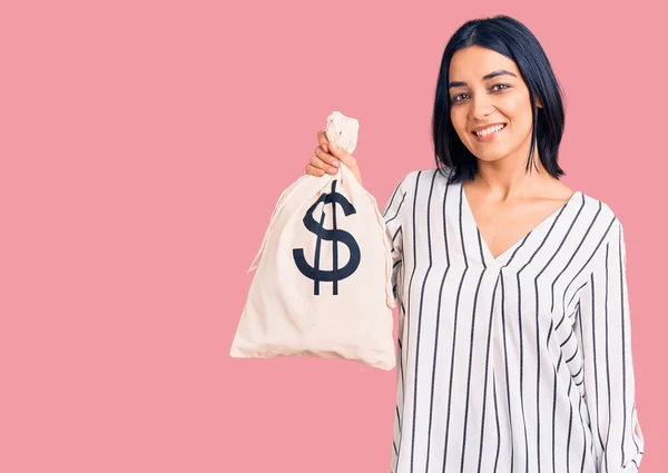 Junge Schöne Lateinische Frau Mit Geldbeutel Mit Dollarsymbol Sieht Positiv — Stockfoto