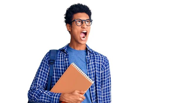 Junger Afrikanisch Amerikanischer Mann Mit Studentenrucksack Buch Der Hand Wütend — Stockfoto