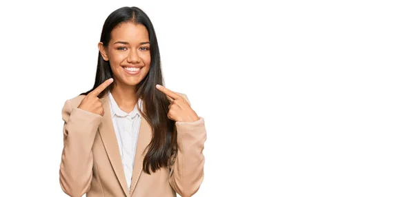 Schöne Hispanische Frau Business Jacke Lächelt Fröhlich Und Zeigt Mit — Stockfoto