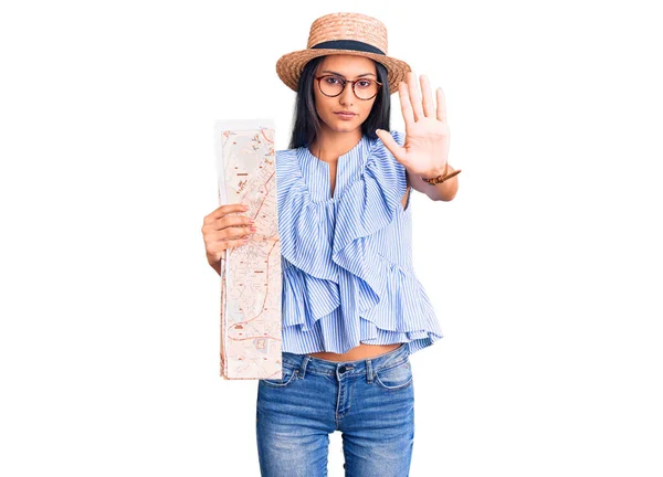 Menina Latina Bonita Nova Usando Chapéu Verão Segurando Mapa Com — Fotografia de Stock