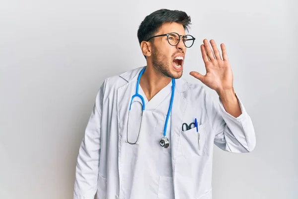 Young Handsome Man Wearing Doctor Uniform Stethoscope Shouting Screaming Loud — Stock Photo, Image