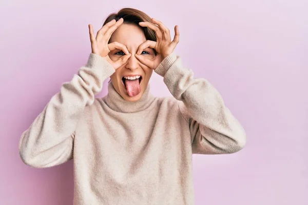 Jonge Brunette Vrouw Met Kort Haar Draagt Casual Winter Trui — Stockfoto