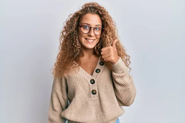 Krásná Kavkazský Teenager Dívka Sobě Ležérní Oblečení Brýle Úsměvem Šťastný — Stock fotografie