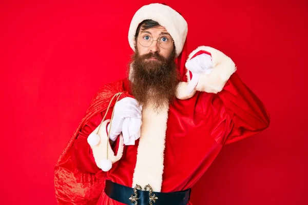 Schöner Junger Roter Mann Mit Langem Bart Weihnachtsmann Kostüm Und — Stockfoto