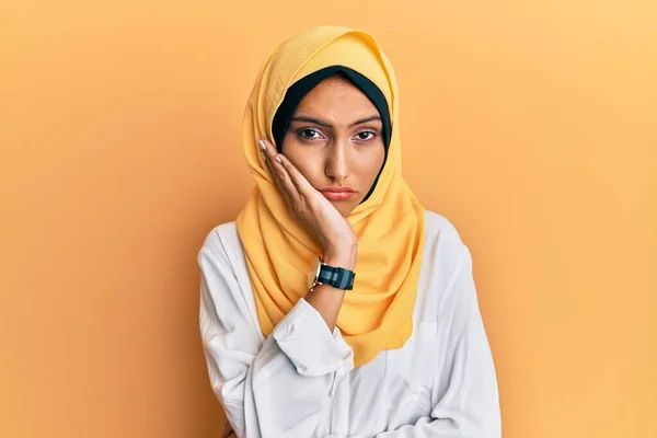 Junge Brünette Araberin Mit Traditionellem Islamischen Hijab Schal Die Müde — Stockfoto