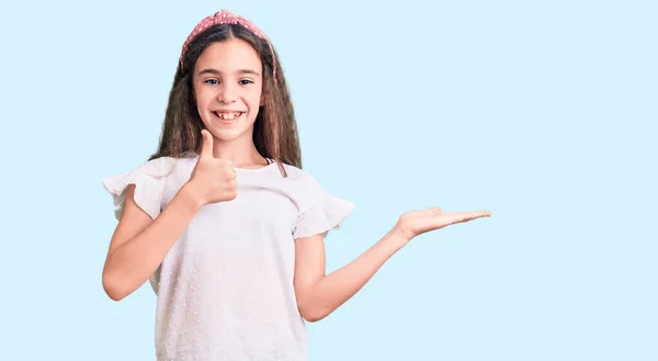Aranyos Spanyol Gyerek Lány Visel Alkalmi Fehér Póló Mutatja Tenyér — Stock Fotó