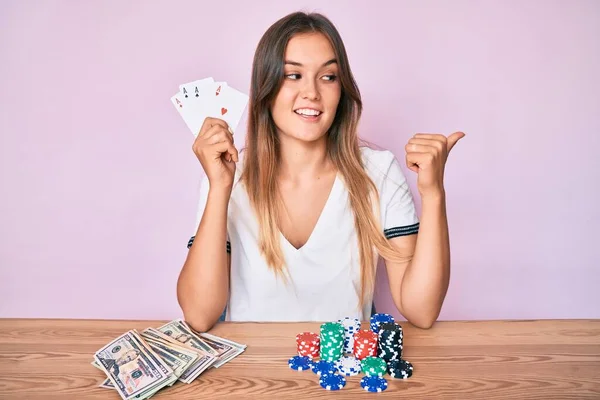 Όμορφη Καυκάσια Γυναίκα Παίζει Πόκερ Κρατώντας Χαρτιά Δείχνοντας Τον Αντίχειρα — Φωτογραφία Αρχείου