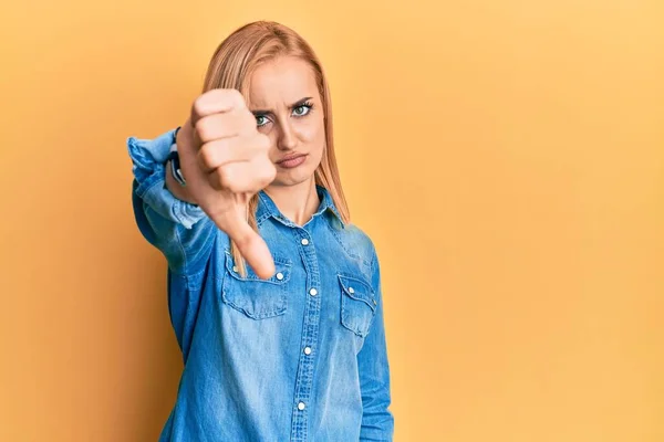 Schöne Kaukasische Frau Lässiger Jeansjacke Sieht Unglücklich Und Wütend Aus — Stockfoto