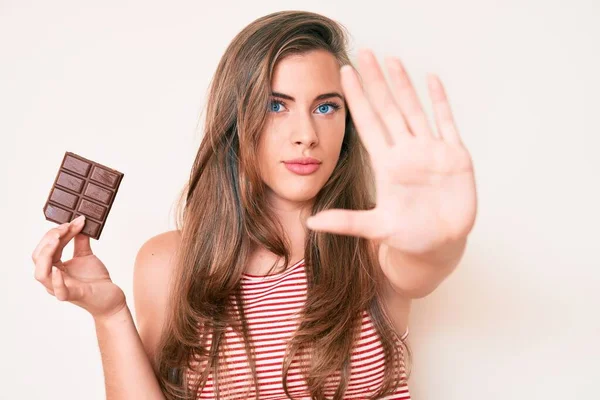 Schöne Junge Kaukasische Frau Hält Schokoriegel Mit Offener Hand Und — Stockfoto