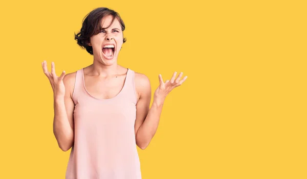 Mulher Bonita Com Cabelo Curto Vestindo Estilo Casual Com Camisa — Fotografia de Stock